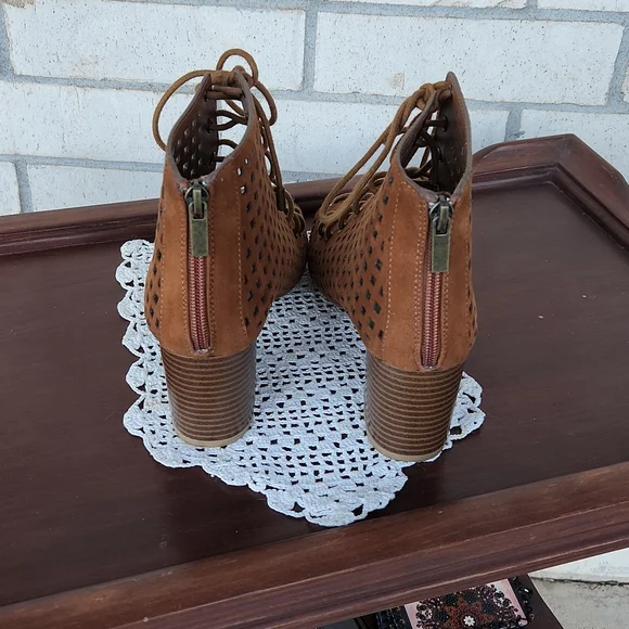 - Bamboo Lace Up Sandals Size 8.5 - Picture 2 of 4